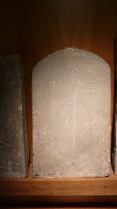 Tablette funéraire, avec indications provenant du mort s'adressant au(x) visiteur(x) de sa tombe.