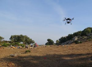Drone équipé d'un Lidar, au décollage près de l'église wisigothique