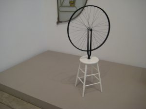 Auteur : Marcel Duchamp Titre : Roue de bicyclette Date : 1913 Dimensions : 1,3 m x 64 cm x 42 cm Matériaux : métal, bois peint Lieu de conservation : Musée d'Israël