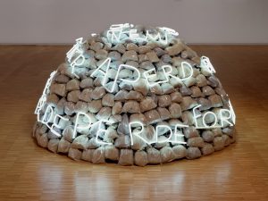 L'igloo est ici l'image de la survivance, montre comment le mode de vie des cultures nomades est en harmonie avec son environnement.
