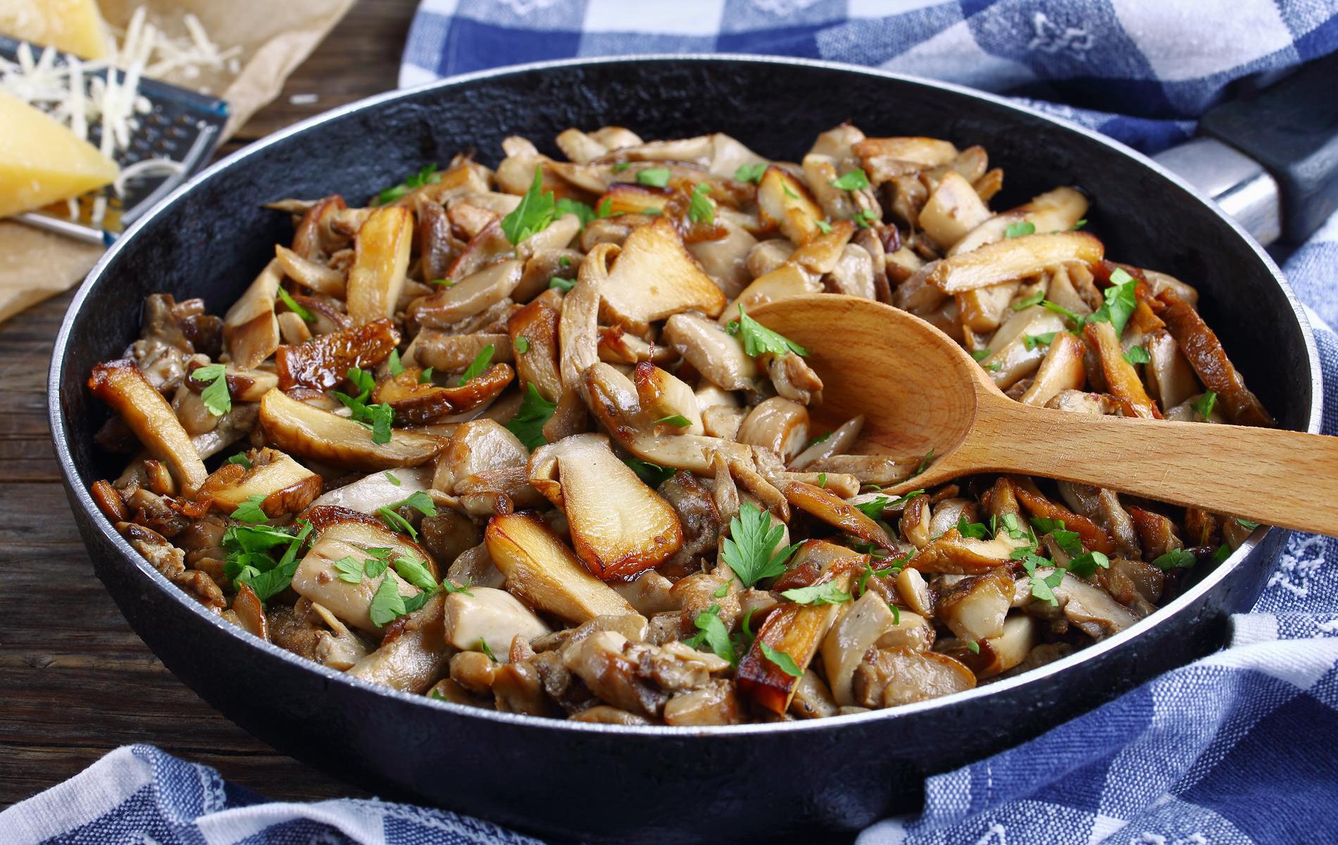Готовим грибы с мясом. Грибы на сковородке. Белые грибы жареные. Жареные Лесные грибы. Жареные грибы ассорти.
