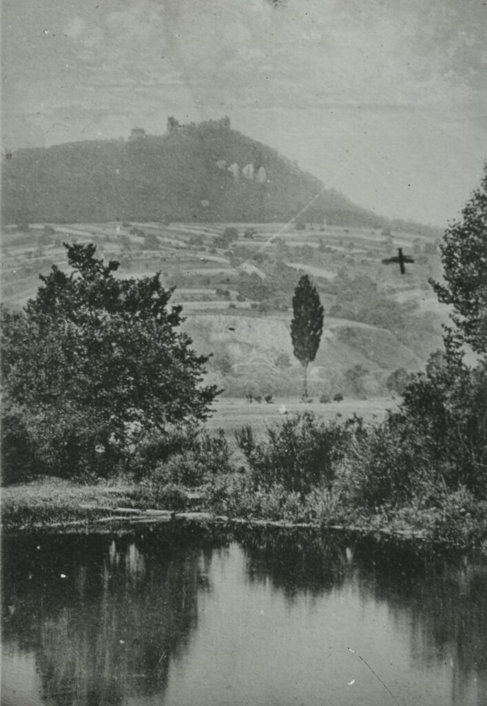 Les Monts de Polau vus de la Thaya avec les gisements de Vistonitzé (septembre 1924) 