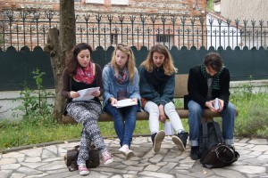 Beatrice, Margot y Lola intentaron recoger datos históricos sobre una institución poco conocida: la casa de España, ubicada en el actual Instituto Cervantés.  